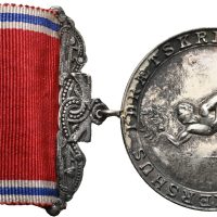 Akershus idrettskrets sølvmedalje, med hempe, agraff og bånd, 33 mm, 0/01