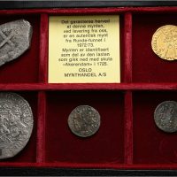 Rundesett med Utrecht dukat 1724, 0/01 og 4 sølvmynter, VK