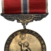 Akershus idrettskrets medalje, med hempe, agraff og bånd, forgylt sølv, 33 mm, 01