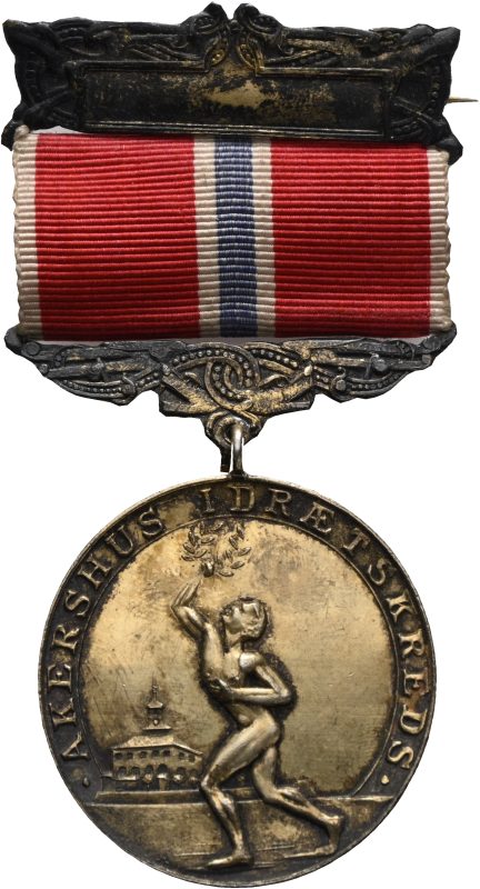 Akershus idrettskrets medalje, med hempe, agraff og bånd, forgylt sølv, 33 mm, 01