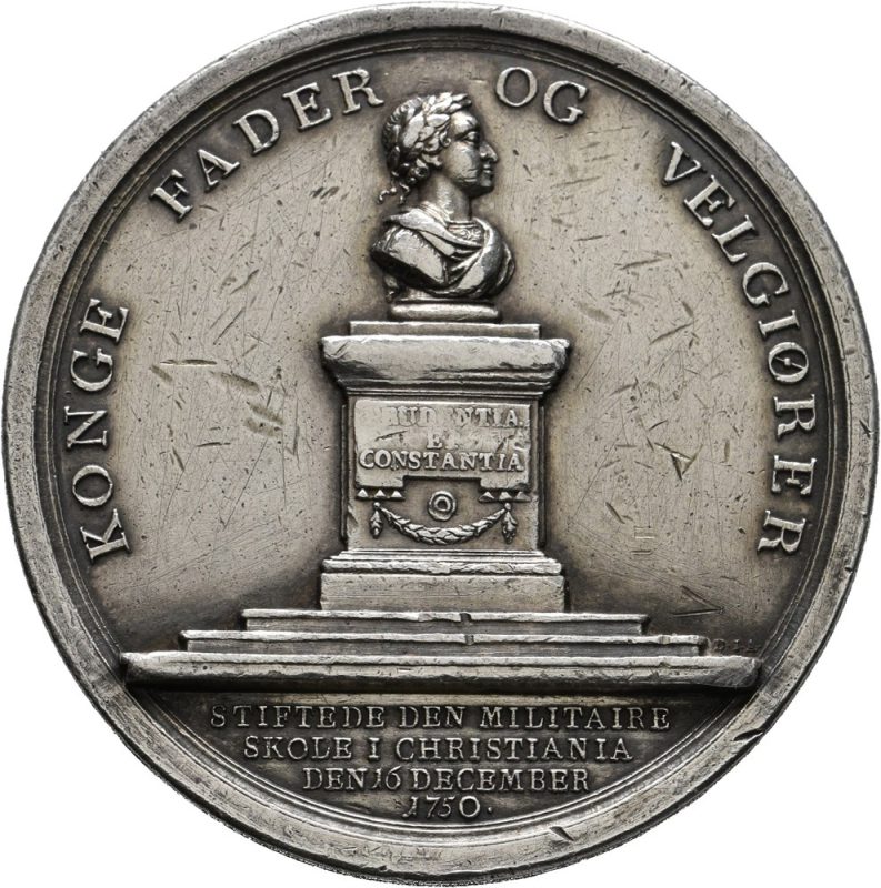 Christian VII. Den militære skole i Christiania 1776, Adzer, Sølv 49 mm (57,83 g), riper, 1+