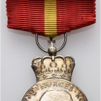 Kongens fortjenestemedalje Olav V, med krone og bånd, 28 mm, rengjort, 01