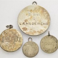 Lott med 4 stk. mynter med påskrift, anhengt, VK