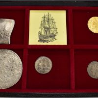 Rundesett med 1 stk. Utrecht dukat 1724 og 4 sølvmynter, VK