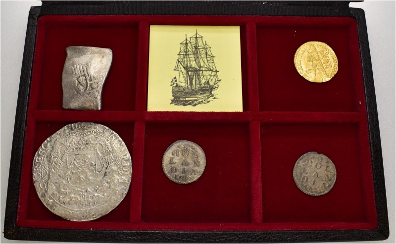Rundesett med 1 stk. Utrecht dukat 1724 og 4 sølvmynter, VK