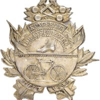 Kongsberg Idrettsforening, merke med nål, 29x25 mm, sølv, tynn blankett, 01